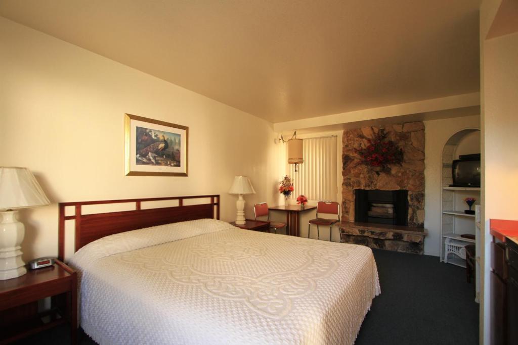 Monterey Fireside Lodge Room photo