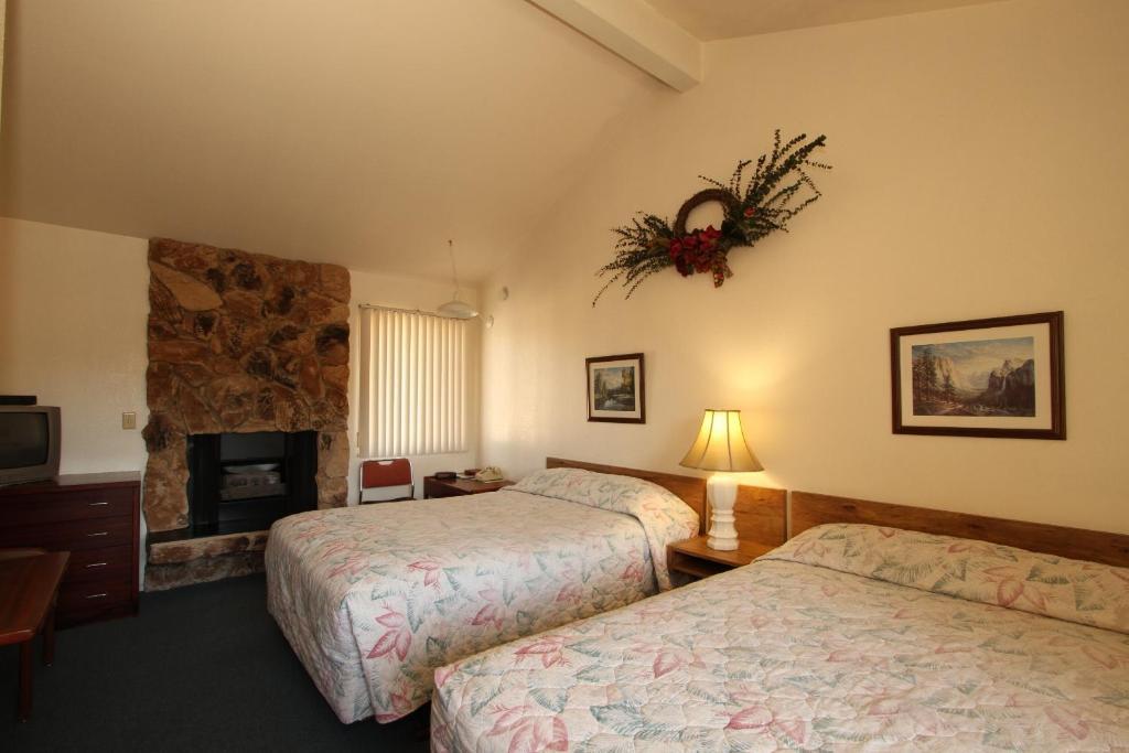 Monterey Fireside Lodge Room photo