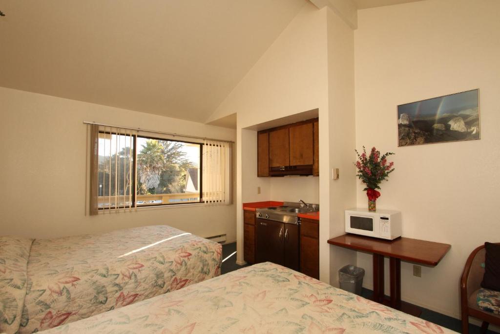 Monterey Fireside Lodge Room photo