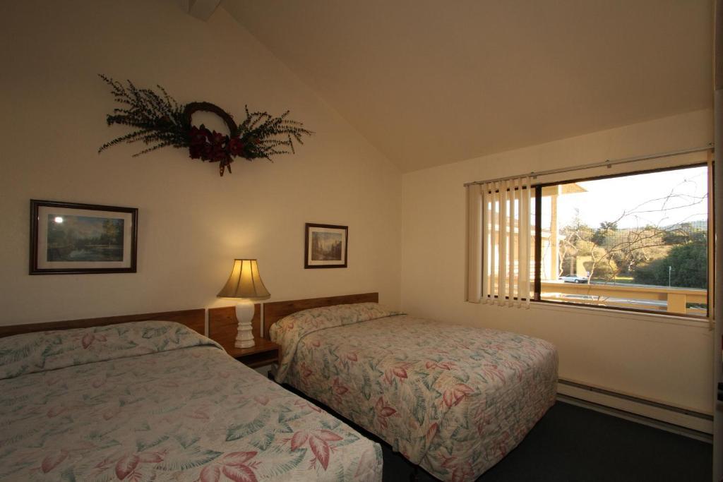 Monterey Fireside Lodge Room photo